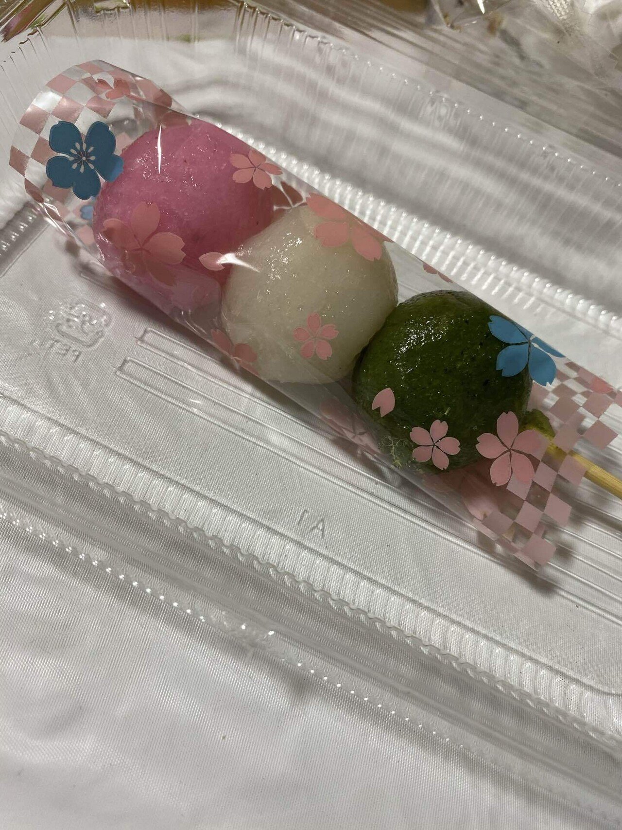 ひなまつり ということで 普段は買わない一本売りの三色団子 やっぱり違うな 何がかって 一つずつの味がそれぞれあった 安いのは全部同じ味なような気がする まぁ でも団子は団子やしなんでもありさ なんでもありさ Note