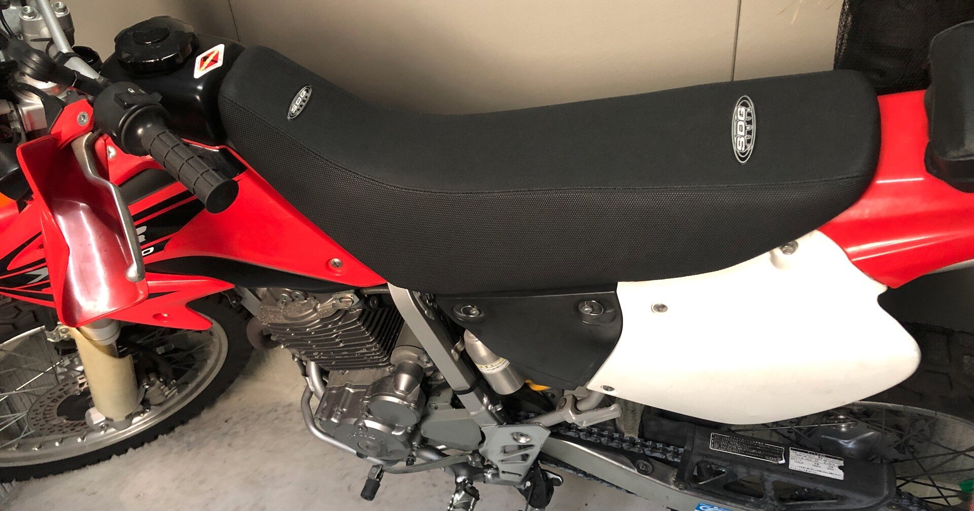 XR250 のシートをハイシートに交換｜unique(一意)に決まる