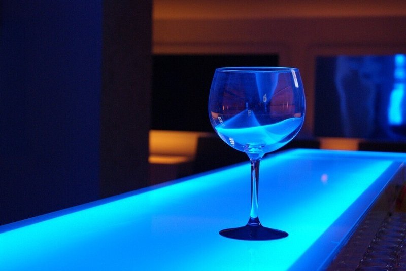 グラス・カウンターバー・青い照明
