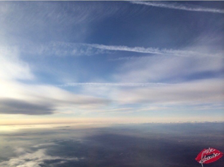 空を見上げる
重たい重たいどんよりとした雲。
見るとわたしの心までどんよりとしそうだ。

どこまでも飲み込まれてしまいそうなくらい
流れるまま
流されるまま

そんな曇り空も
いつかはきっと晴れるだろう。

わずかな光が差し込んできた。