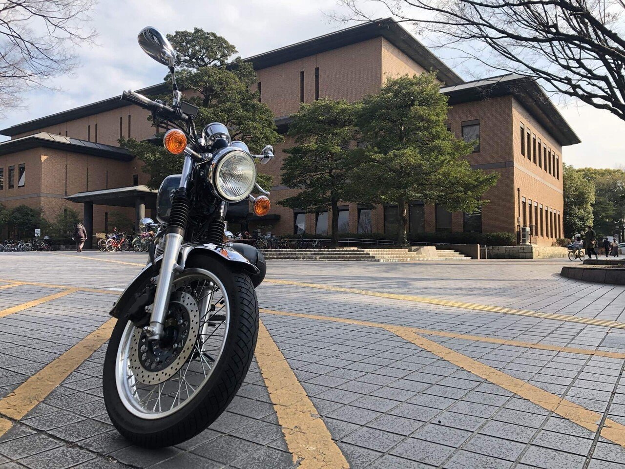 ツーリングレポ 鶴舞公園 昭和区 図書館で本を借りて芝生やベンチで読むのが気持ちいいです 駅の目の前なのでカフェやごはんやさんも充実 テイクアウトしてピクニックもできます 無料 図書館 Nadeshico Srライダー Note