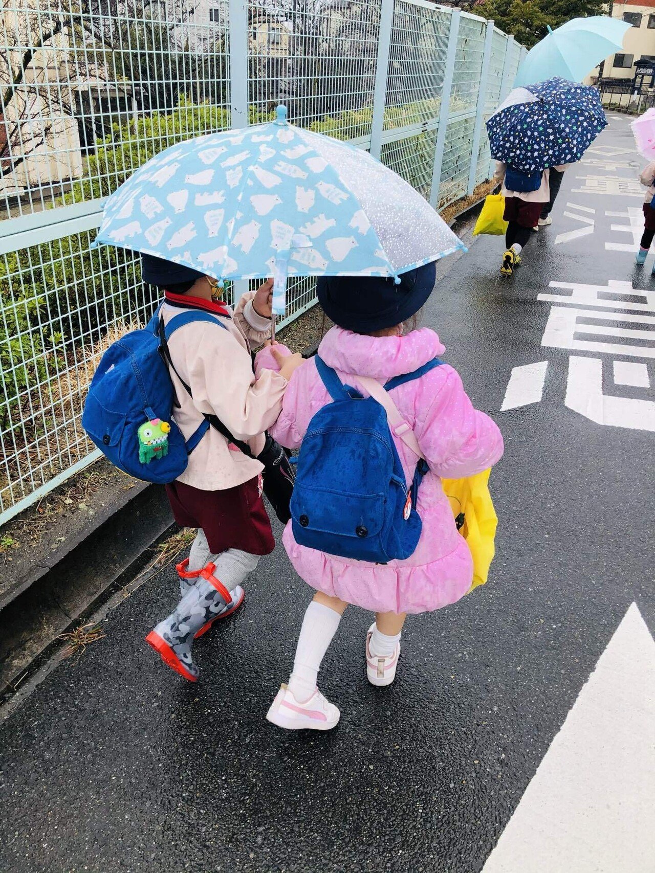 傘を持っていないお友達に スッと傘を差し出す優しさを持ち合わせている長男のやさしさ やさしさの渋滞 薄氷 Note