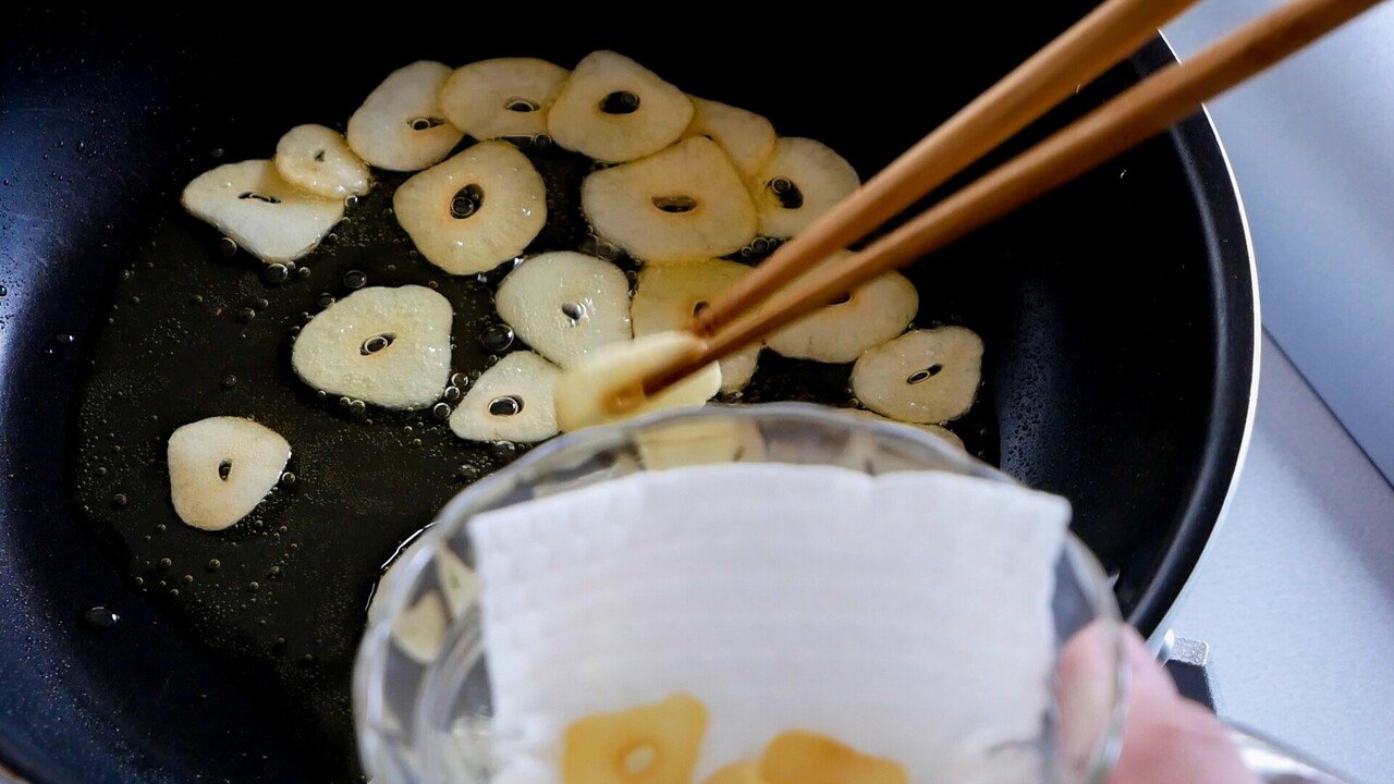 魅惑の ガーリックチップ 冷たいフライパンに多めの油と2mm厚のにんにく薄切りを入れてから ごく弱火に 時々裏返し 薄く色付いたら紙に取り出して冷ます 取り出した後も加熱が進むから丁度良い色になってから 美窪たえ おとな料理制作室 Note