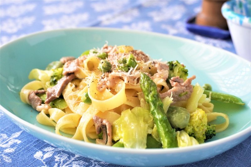 レシピ 春野菜を使った２種類のパスタ オイルサーディン 豚肉のクリーム仕立て どちらも美味です 食の工房オフィスアルベロ イタリア料理教室 In 神戸 Note