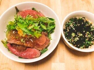 はい ローストビーフどーん 丼 笑 今夜の夕飯は中3息子と2人ご飯 丼もので手抜きを させてもらいました うまっ うまっ と計4回言ってもらえて嬉しい 自分で言うのも ゆえ ゆるダイエット実践中 Note