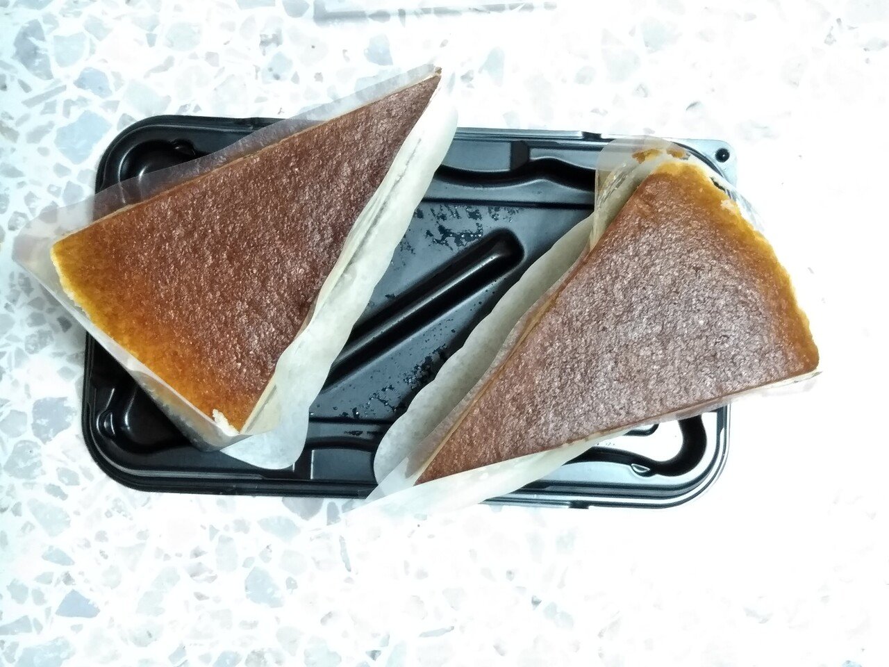 今日のはんぶんこ ɔ C バスク風チーズケーキ お友達にケーキをもらった の なんと2個入り 当たりはずれの多いコンビニケーキ 今回は あ 母さん これ美味しいよ ままのすけ 顔文字エッセイスト 自称 Note