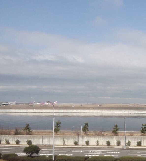 穏やかに凪ぐ水面と飛行機 タヌ Note