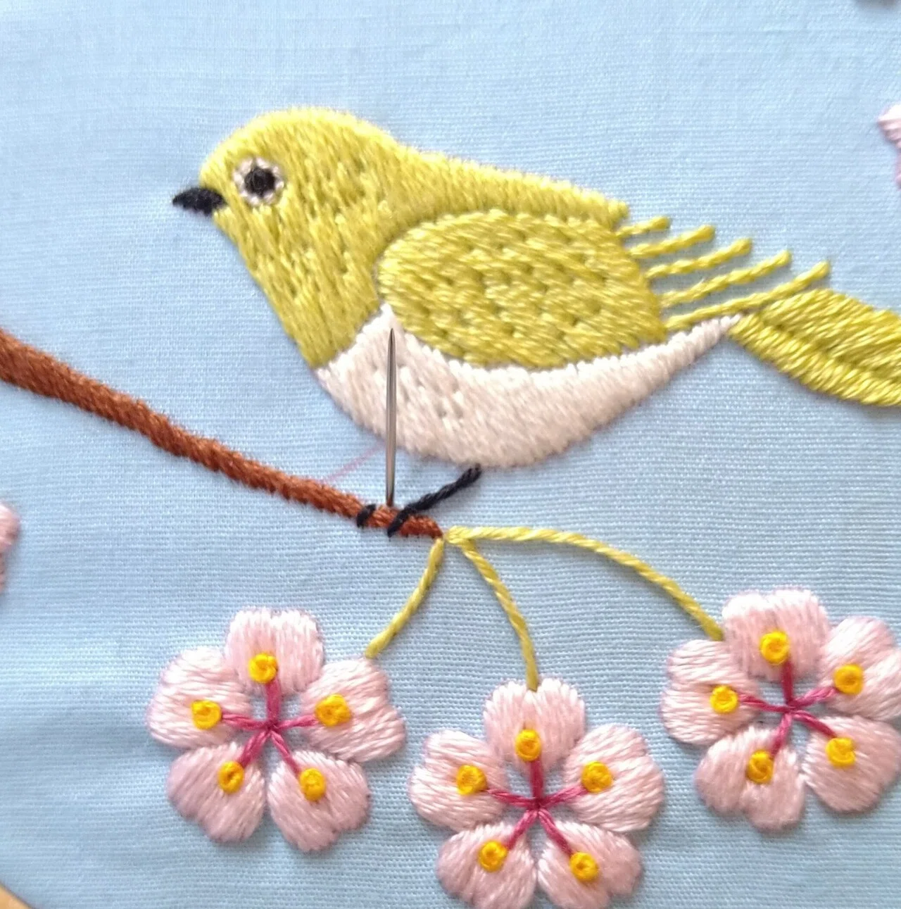 桜の花とメジロの刺繍枠キットを作ろう* ステップ14 〜メジロの刺繍