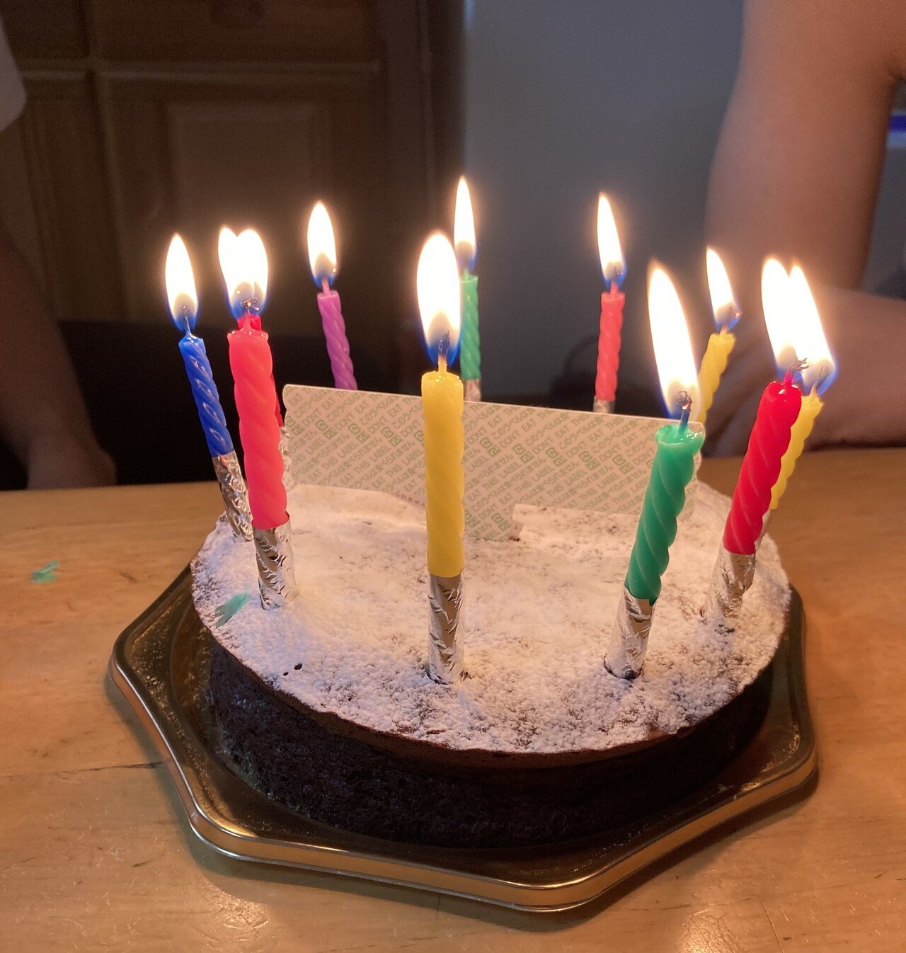 今日も家族の誕生日でした ケーキ屋さんでロウソクをいただきましたが ケーキ小さいのに ロウソクの本数が多すぎ 私も もうすぐ誕生日ですがロウソクの数はもっと多くなります 数字の形のロウソクに みろひら トータルビューティートレーナー モナリザ
