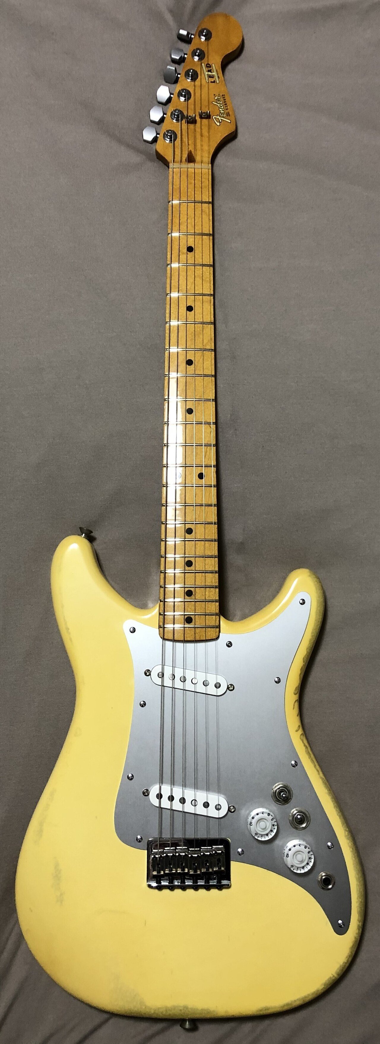 Fender LEAD SeriesのHitmaker Stratocaster化 #コスプレ｜田村六蔵