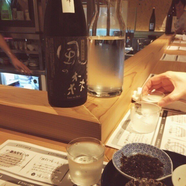 神楽坂の日本酒 バルで飲んでたんだけど おすすめ五杯で1800円 一杯が60mlずつぐらい の利き酒セットで出てきた奈良の酒が美味しかった 微発泡 ボリューミーなおかずより ちまちまつつく用のつまみが充実 坂上なつめ Note