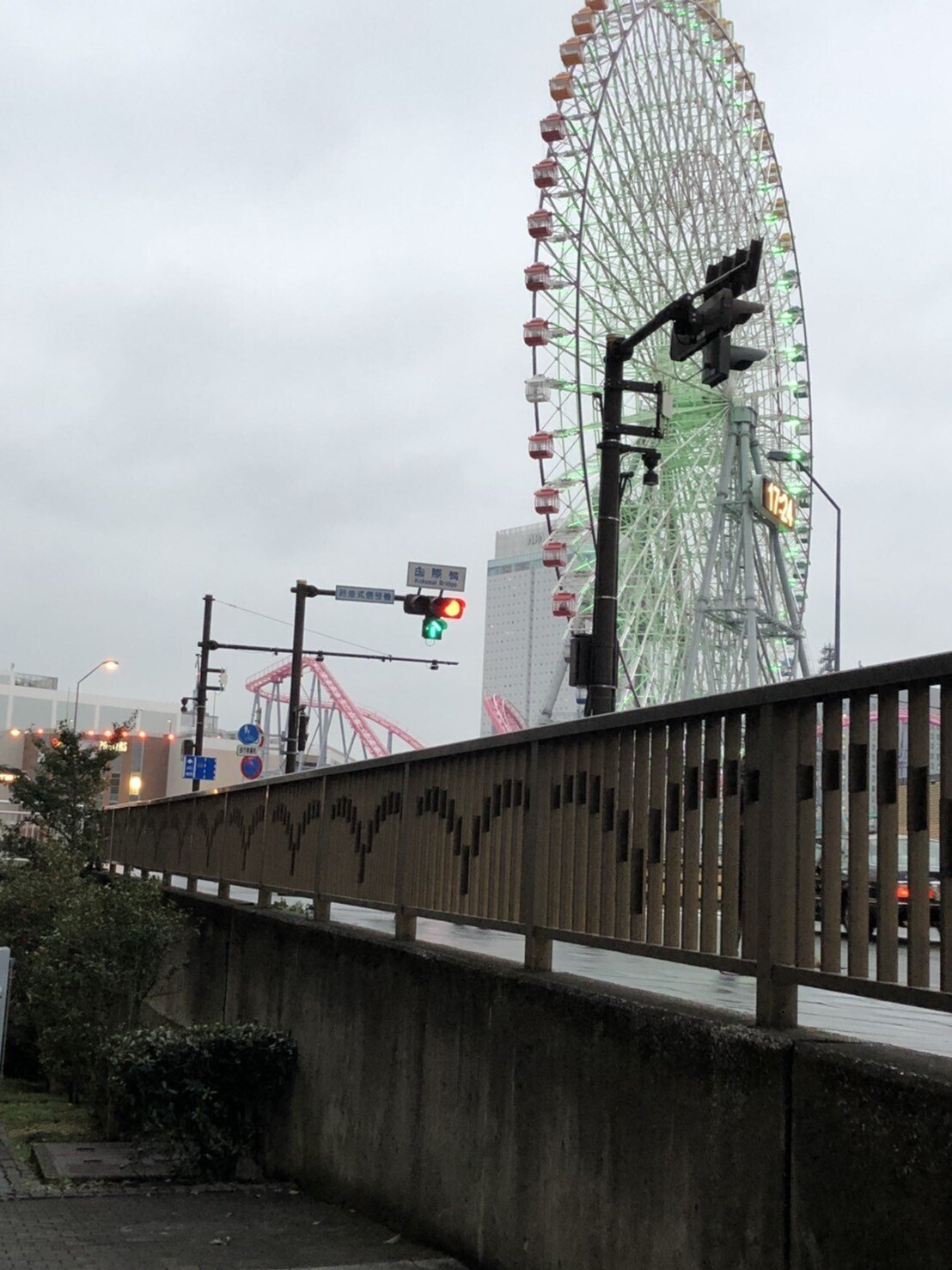 椿と山茶花 サザンカ 花首から落ちるか 花びらが散るかで見分けるという なんともミステリアスな花 藤本裕子 Note