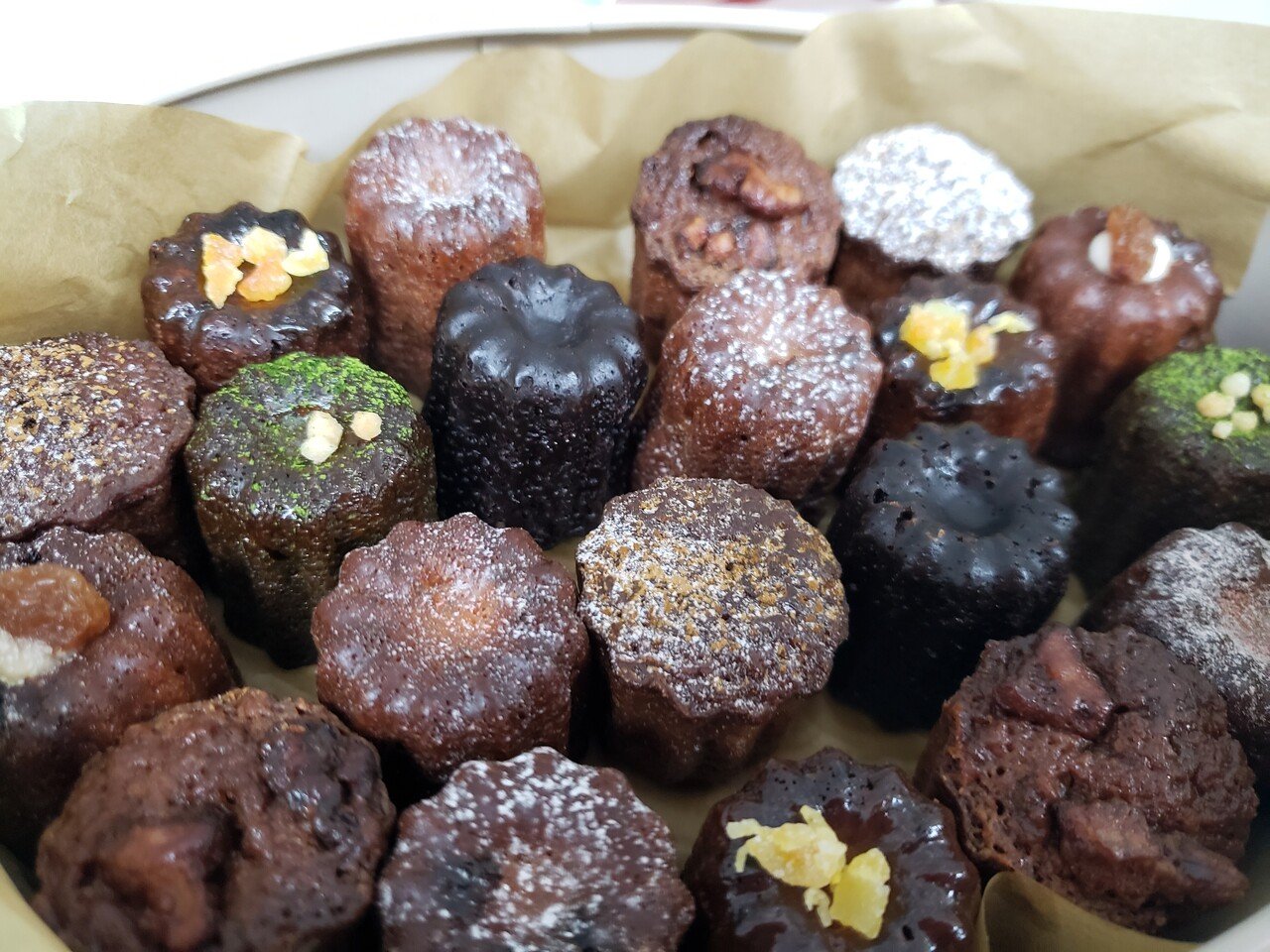 ダニエルのカヌレを大人買い 朝一で行ったのにちょっぴり並びました 職場への差し入れです 仕事終わりに食べれると思ったら同僚も私も頑張れる単純な性格 艸 そして 美味しいお菓子は人を幸 ひばりん Note