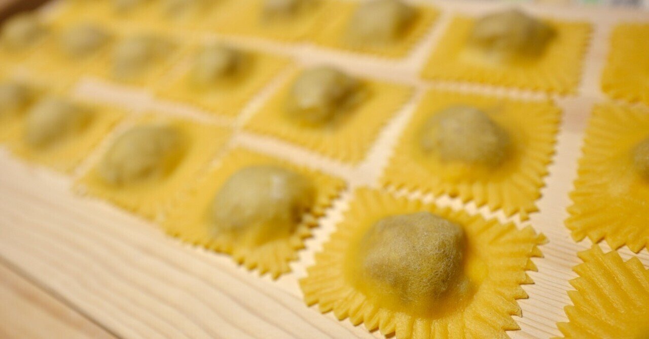 レモンのカッテージチーズとラグーをリピエノにしたラビオリをバジルソースで Pata Papapasta Note レモンのカッテージチーズとラグーをリピエノにしたラビオリをバジルソースで Pata Papapasta Note