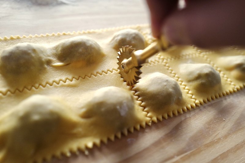 レモンのカッテージチーズとラグーをリピエノにしたラビオリをバジルソースで Pata Papapasta Note