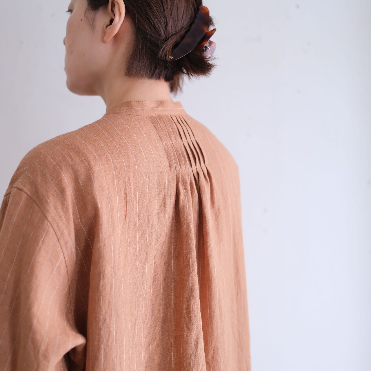 ひとつの服をいろんな風に。新作ドレス「Back pin tuck dress」｜SALUÉ