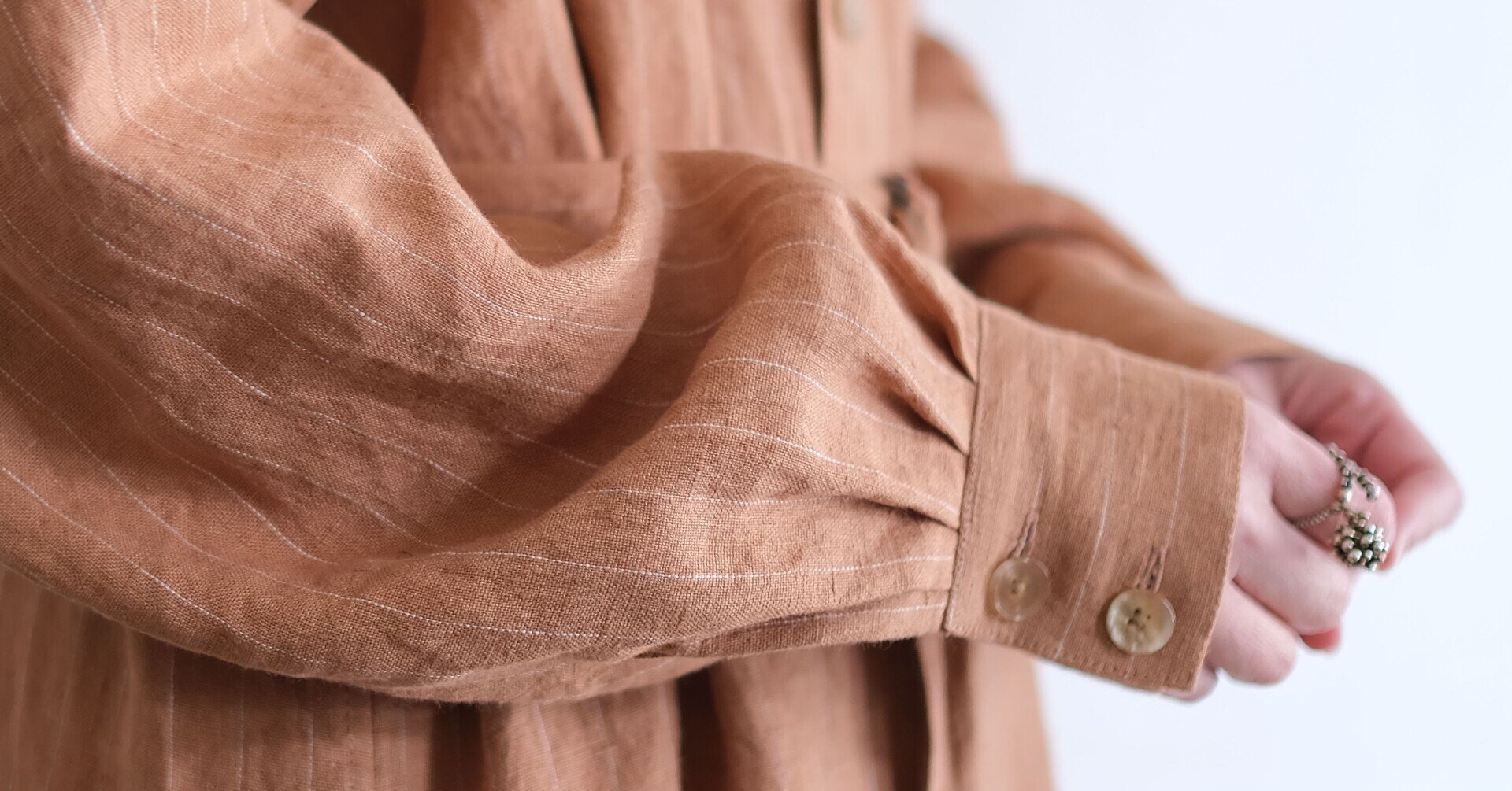 【maru✳︎ 】SALUE バックピンタックドレス ひとつの服をいろんな風に。新作ドレス「Back pin tuck dress」｜SALUÉ