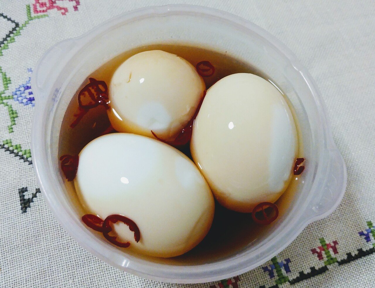 つくりおき料理 ゆで玉子の酢醤油漬け 保存容器に酢 醤油 お好みで鷹の爪と砂糖を入れる そこにゆで玉子を入れ 玉子が浸るくらい水を注ぐ この時 水で 漬け汁の味を調節する いしころ Note つくりおき料理 ゆで玉子の酢醤油漬け 保存容器に酢 醤油 お好みで鷹の爪と砂糖を入れる そこにゆで玉子を入れ 玉子が浸るくらい水を注ぐ この時 水で 漬け汁の味を調節する いしころ Note