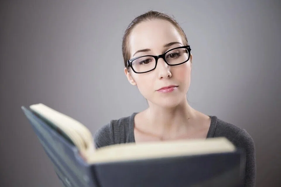 女性・メガネ・読書・学ぶ