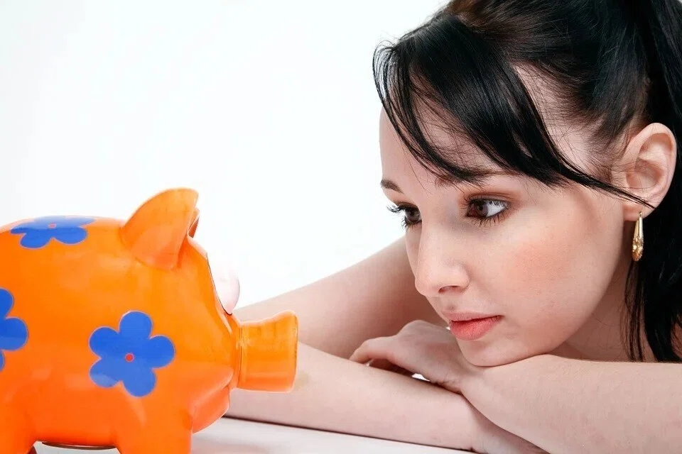 女性・ブタの貯金箱・ファイナンス