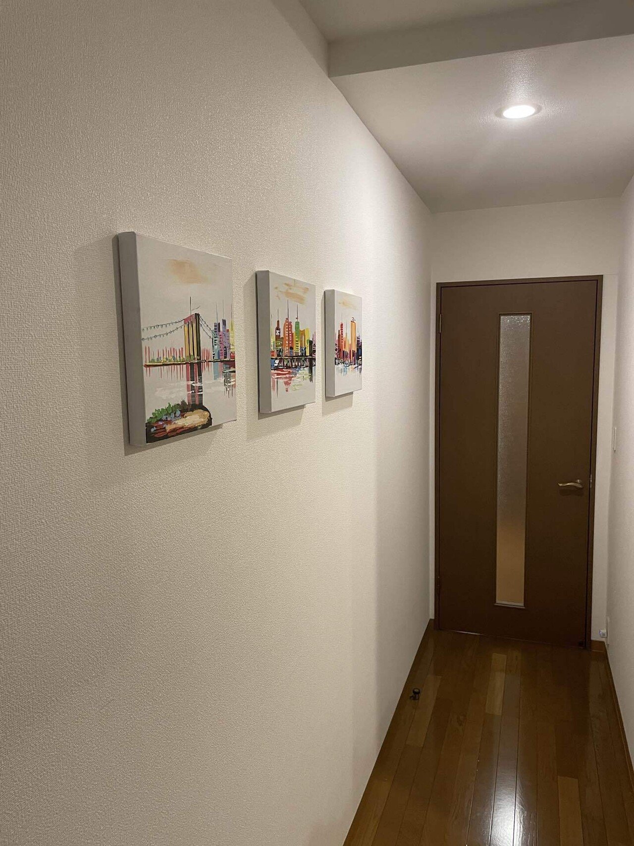 家の廊下が殺風景で寂しいので Amazonで絵を購入しました 雰囲気がでて良い感じになりました 家 はシンプルでモノが少ないので ポップな油絵を選びました 増井啓祐 Note
