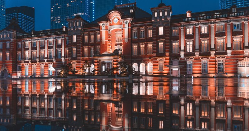 反射する雨の東京駅