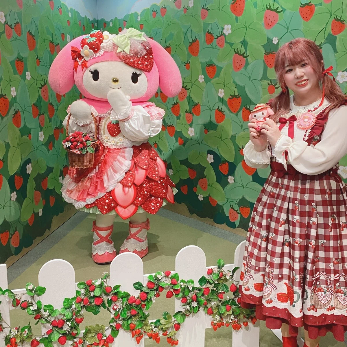 いちごがテーマの有料イベントにて記念撮影