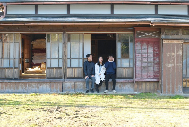 開宅舎3人軒先で