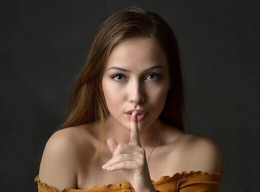 女性・秘密・沈黙・唇に指を当てる(1)