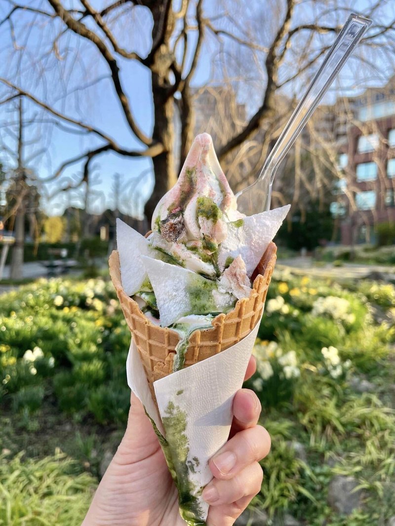 無料でソフトクリームを増量してくれる 春限定の 桜ソフト Rue Favart 恵比寿 Happy Softcream Note