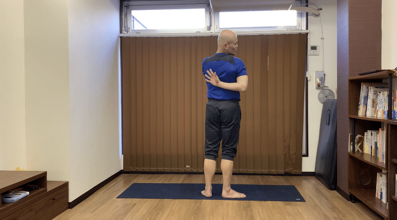 後ろで手を組もうとすると肩や肘が痛い人へ 肩甲骨を動かす3つのエクササイズ 身体の硬い人の為のパーソナルヨガスタジオ顔晴る がんばる ジム Note 後ろで手を組もうとすると肩や肘が痛い人へ 肩甲骨を動かす3つのエクササイズ 身体の硬い人の為のパーソナルヨガスタジオ顔晴る がんばる ジム Note