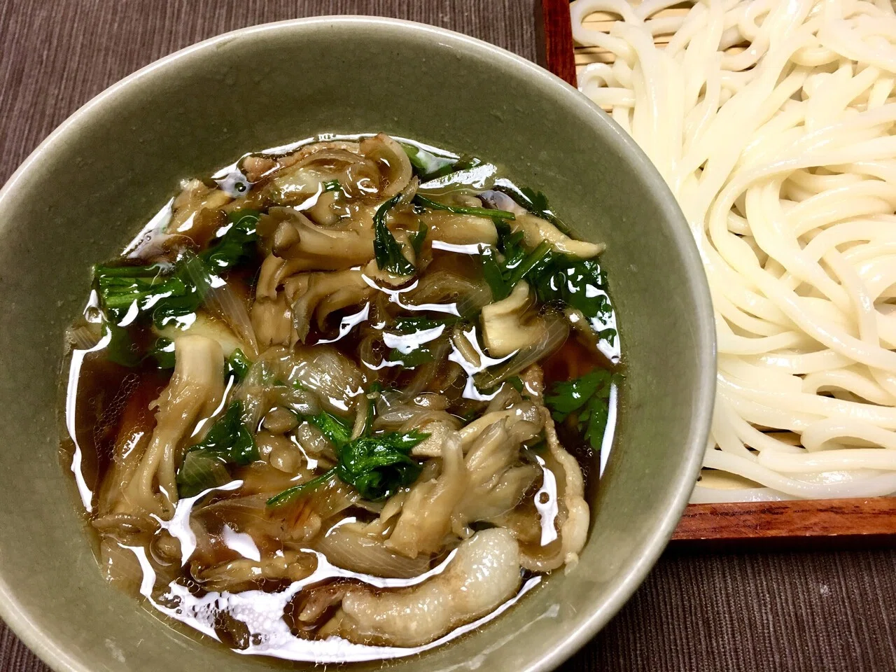 自炊】肉汁うどん風（きのこ入り）｜Niku Camp