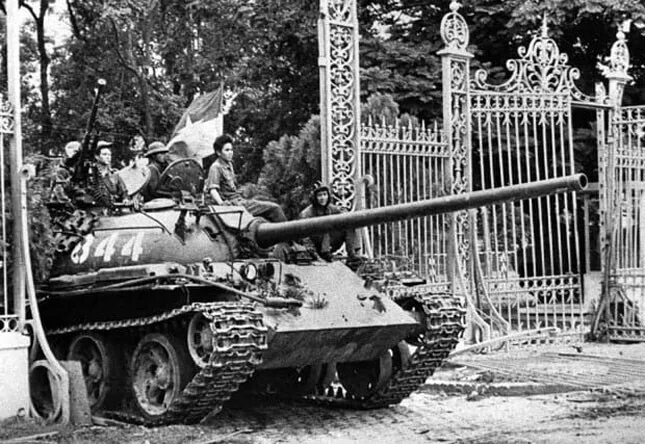 ベトナムでの4月30日の南部解放記念日46周年と五月一日国際労働祭