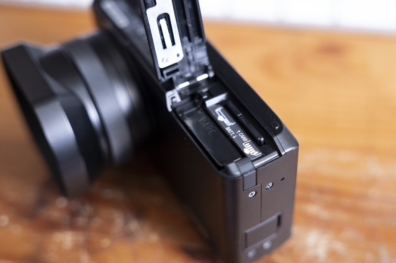 ちょっと違う感を楽しむコンデジ。SIGMA DP2 Merrill|S K ちょっと違う感を楽しむコンデジ。SIGMA DP2 Merrill|S K