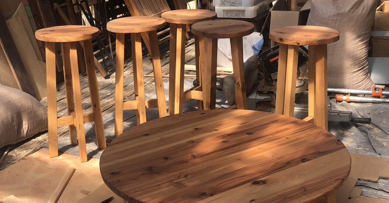 椅子と丸テーブルに自然塗装