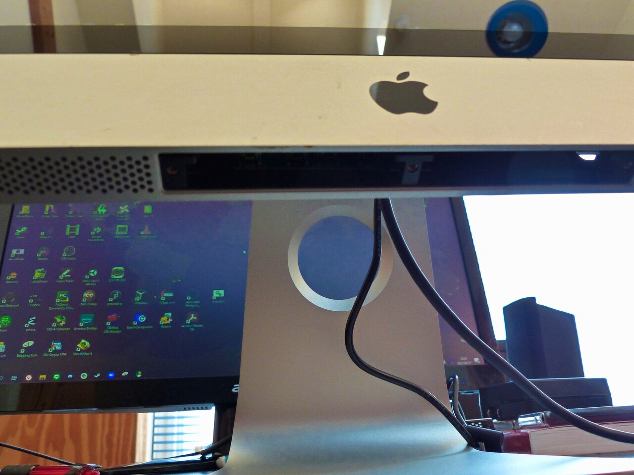 アンチApple原理主義者、iMacを液晶モニターに改造してしまう