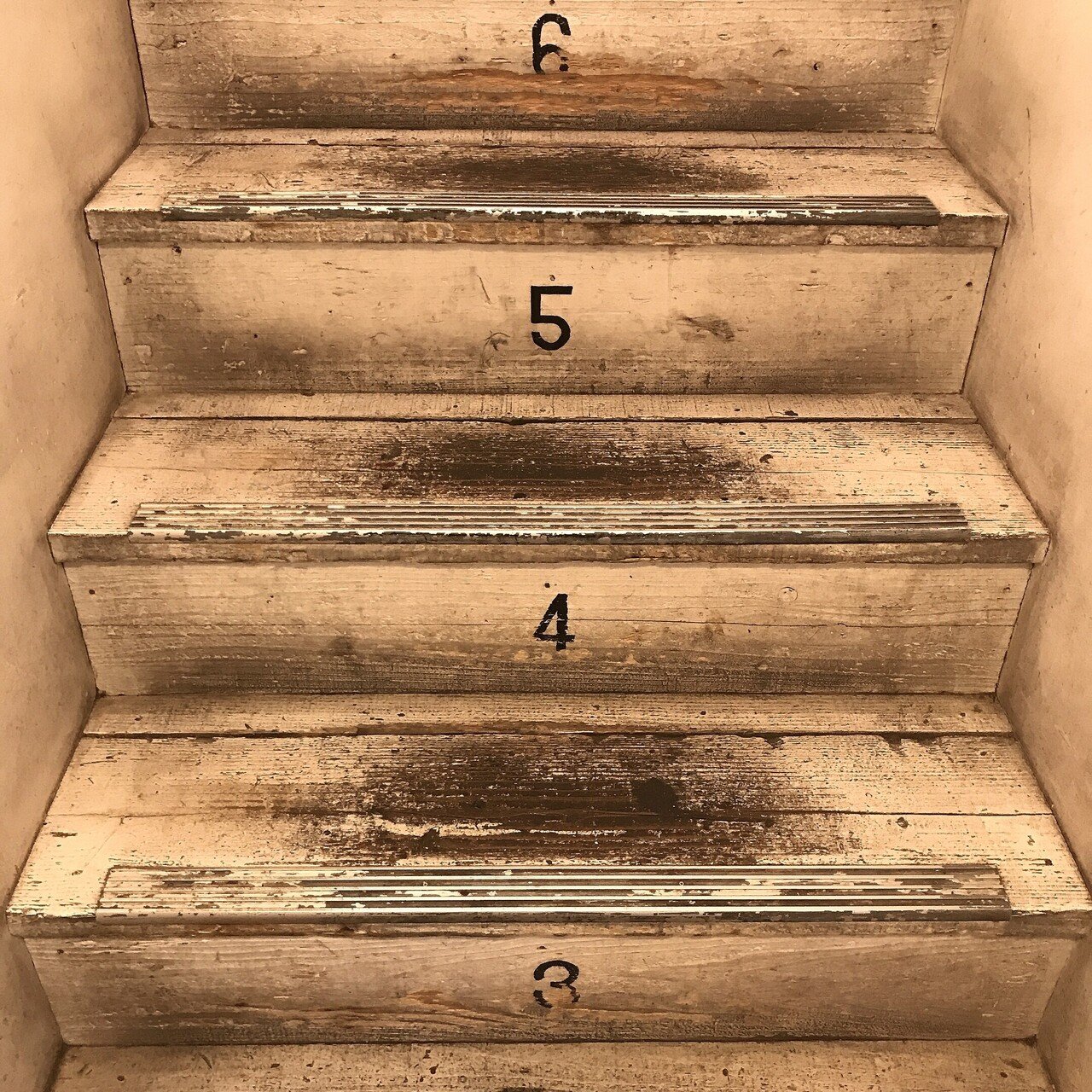 久しぶりの豆茶さん 階段からすでにかわいい Bgmは大好きな 羊毛とおはな で癒されます 豆茶さんはメニューにハーブティーがあるので カフェイン過敏症の私にはとてもありがたいのです 世の中にもっともっと Lee Love Life Note