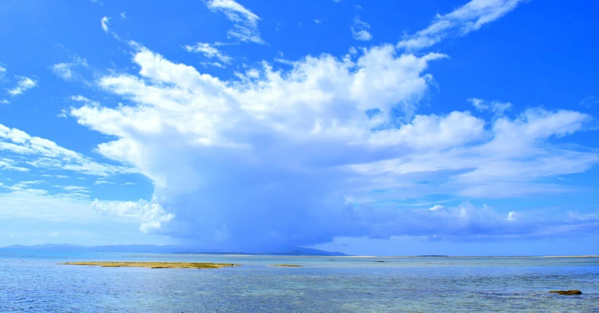 竹富島の観光】石垣島から離島フェリーで行く素朴で温かな沖縄の原風景