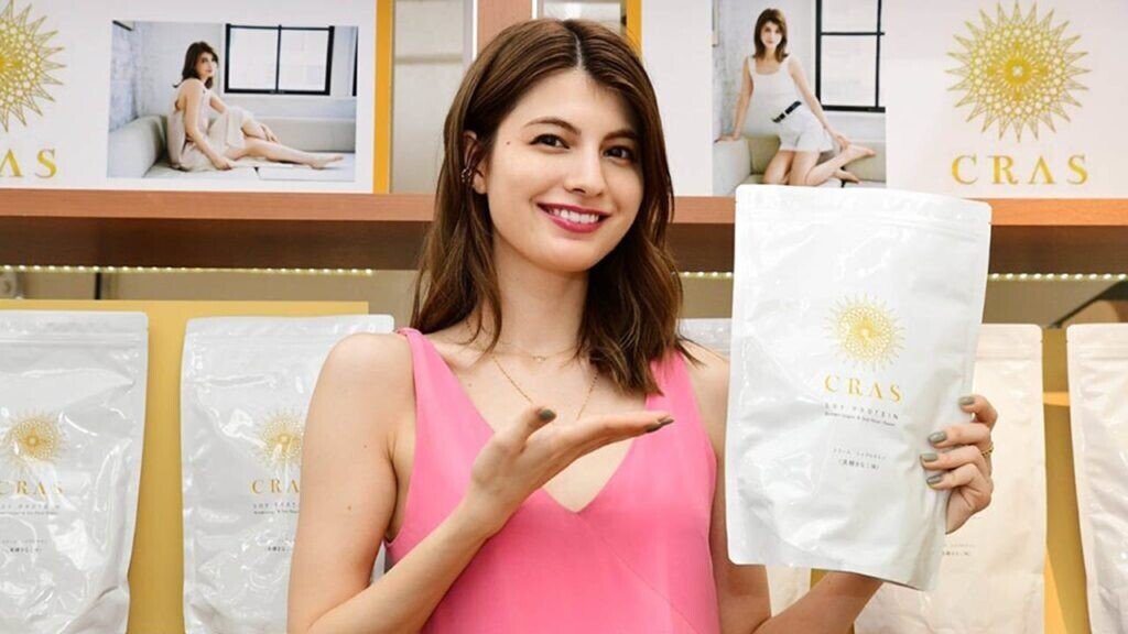 SAVAS - クラース CRAS ソイ プロテイン マギー プロデュース モデルのマギーが開発した「女性のためのソイプロテイン」CRAS