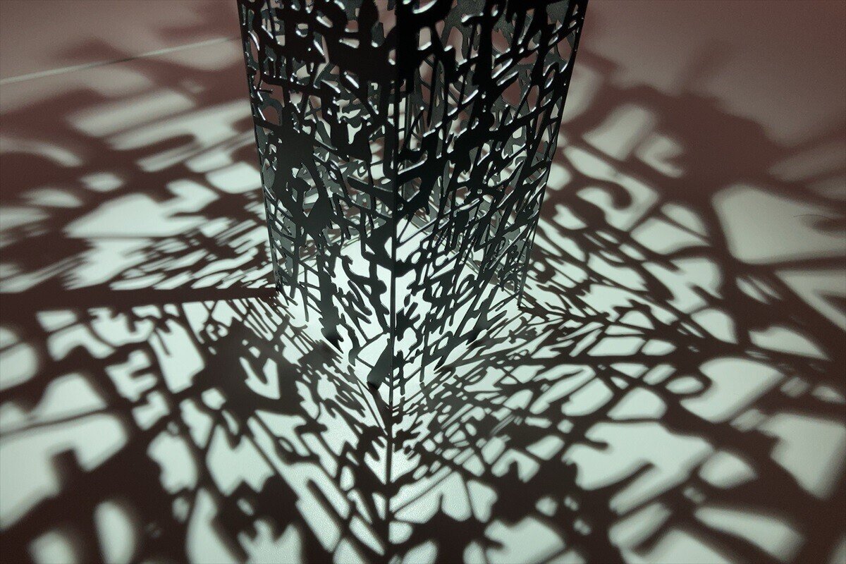 レーザーカットを使った文字が切り抜かれたアート照明制作経過