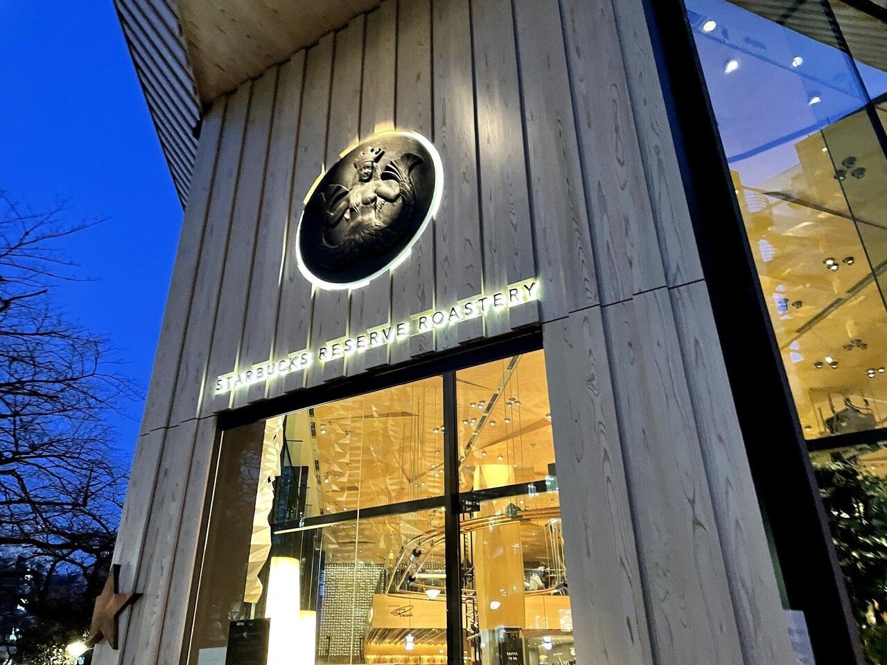 スターバックスの看板 スターバックスのロゴの歴史。”海の怪物”モチーフに、いまでは文字すら