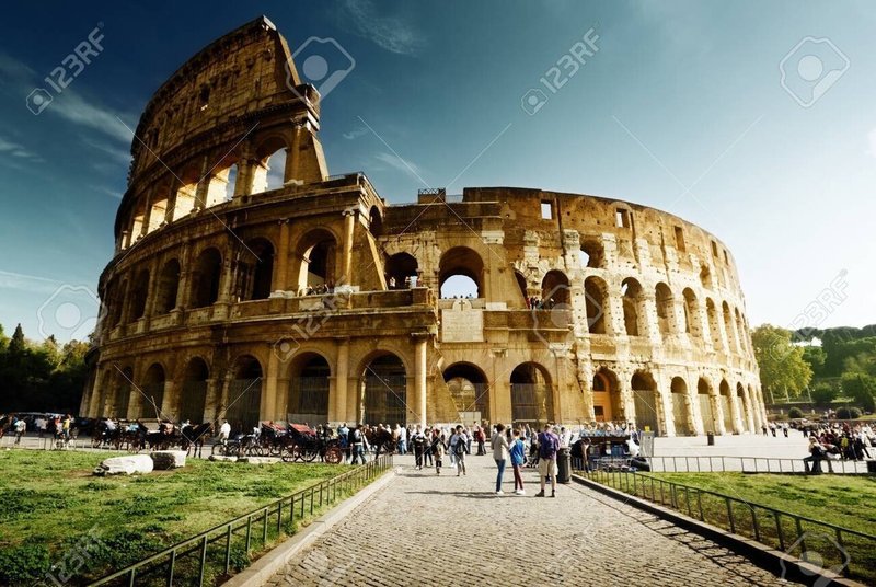 12708760-イタリア、ローマのコロシアム
