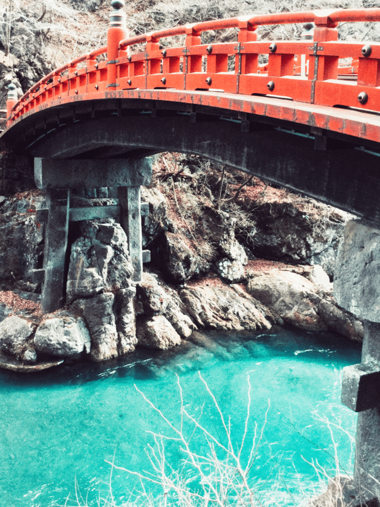 すっごく橋下の川色がキレイ。ラムネみたい。ラムネだったら泳ぎながら飲むよね〜。あ、なんだかラムネ飲みたくなってきた。