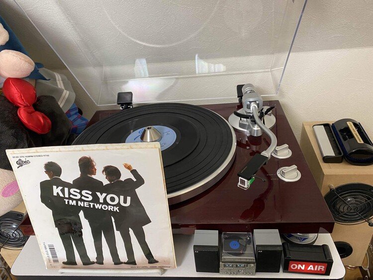 TM NETWORK「KISS YOU〜世界は宇宙と恋におちる〜」1987年リリース。11枚目のシングル。B面には「SELF CONTROL」のライブバージョン収録。 #レコード #毎日1枚ドーナツ盤 #tmnetwork 