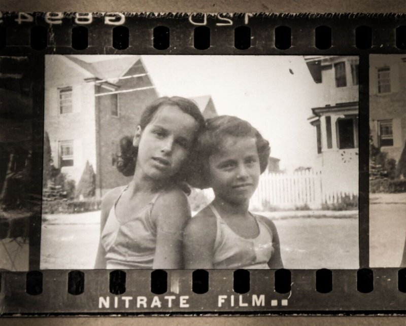 1940年代半ば頃、ニューヨークの路上でエヴァ・ヘス（右）と彼女の妹のヘレン。写真提供：ウィリアム・ヘッセ。
