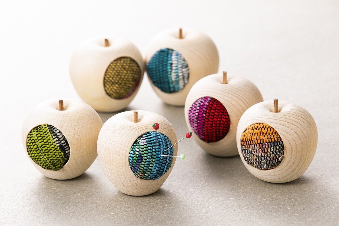 織り重ねられた布が偶然の綾を紡ぎ出す。テキスタイルスタジオ村上が