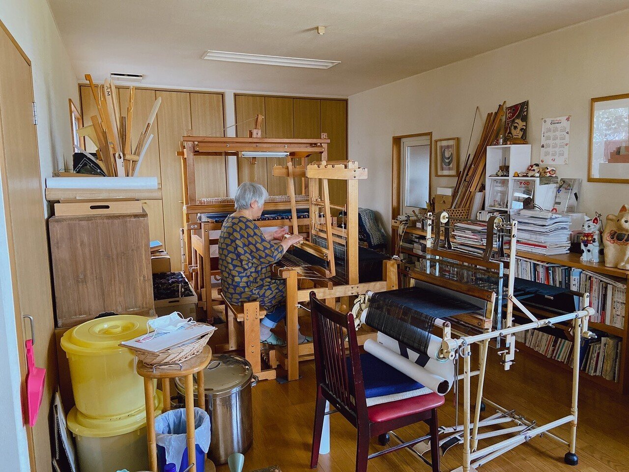 織り重ねられた布が偶然の綾を紡ぎ出す。テキスタイルスタジオ村上が