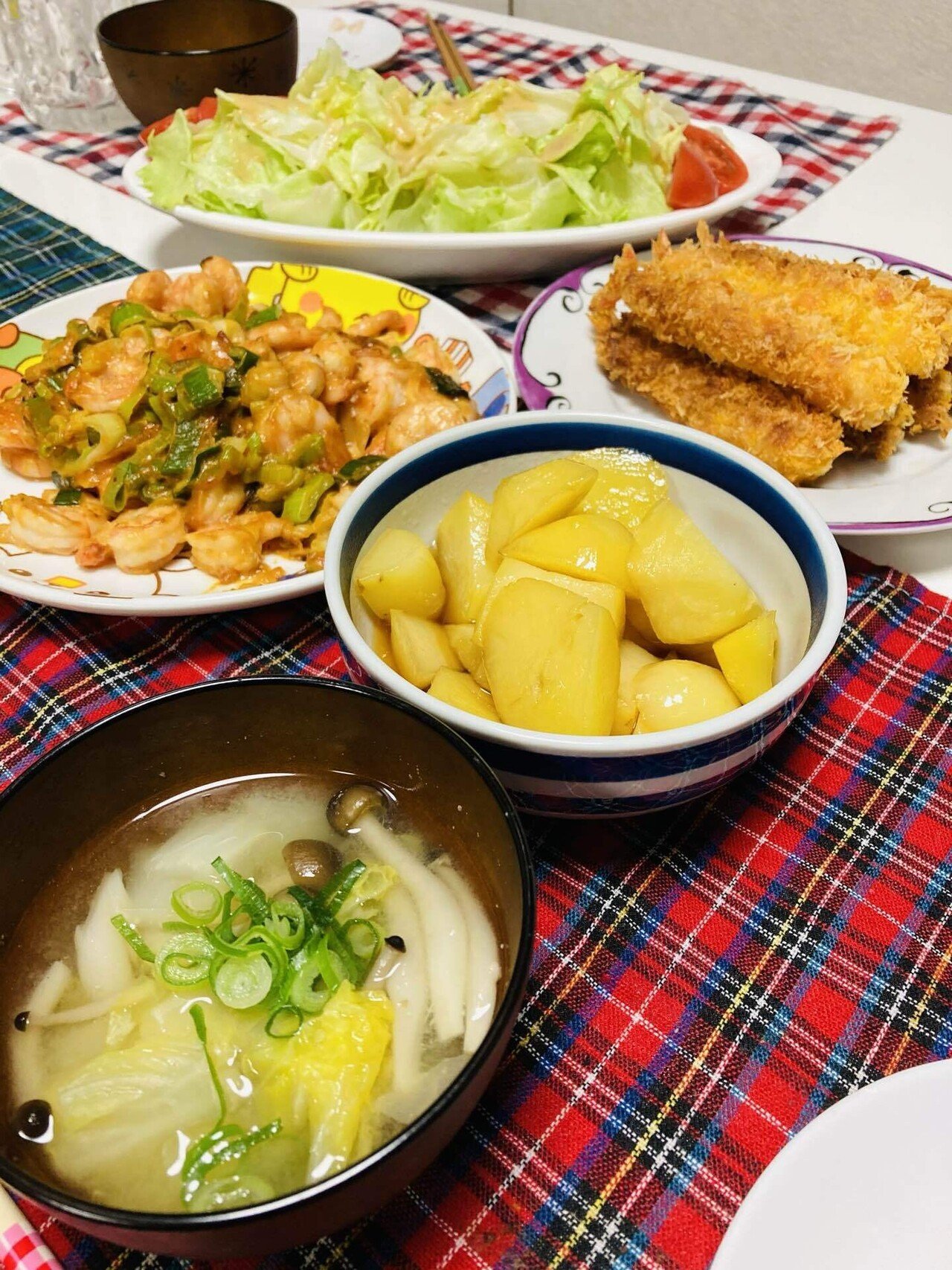給料日来ましたっ けどパソコンを買い換えるまで節約レシピ続行です 今日は特売の海老で フライとケチャマヨの2パターン レタスサラダ玉ねぎドレッシング じゃがいも煮っ転がし 白菜と しめじのお味噌汁 1 Noriko やる気スイッチはありません Note 給料日来ましたっ けどパソコンを買い換えるまで節約レシピ続行です 今日は特売の海老で フライとケチャマヨの2パターン レタスサラダ玉ねぎドレッシング じゃがいも煮っ転がし 白菜と しめじのお味噌汁 1 Noriko やる気スイッチはありません Note
