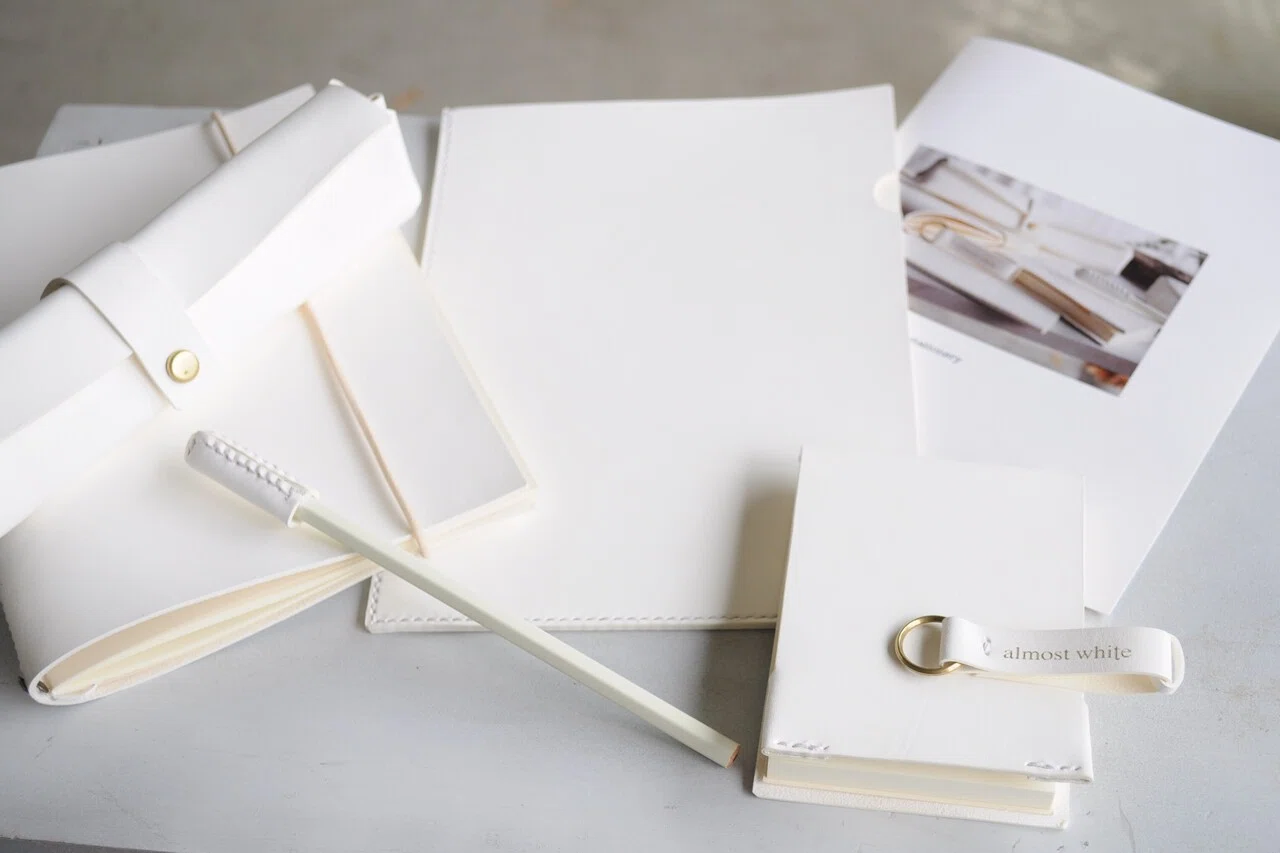 白い革の文房具 Almost White Note