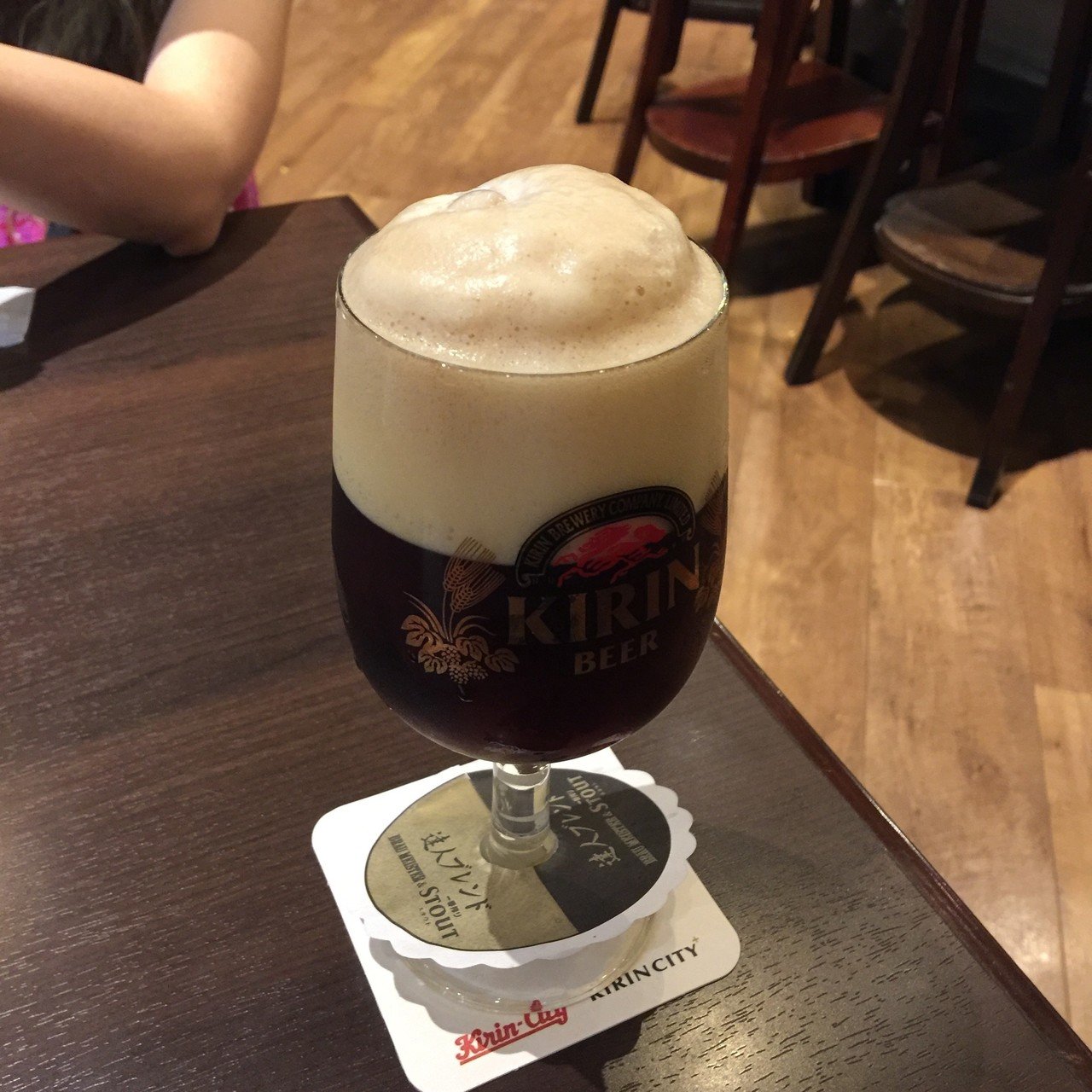 つまらない人間は罪であり 面白い人間はもっと尊ばれる世の中になるべきでは というテーマでビールを一杯 善意とか夢とか愛とかほんと無意味 そんなの持ってるなんてよほど暇なのね そしてそれらの為に Yuukee Note